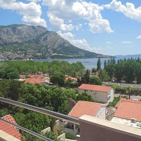 Apartment Rene Omis Bagian luar foto