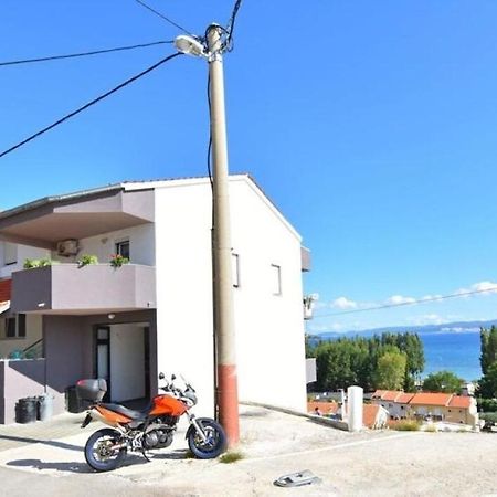Apartment Rene Omis Bagian luar foto