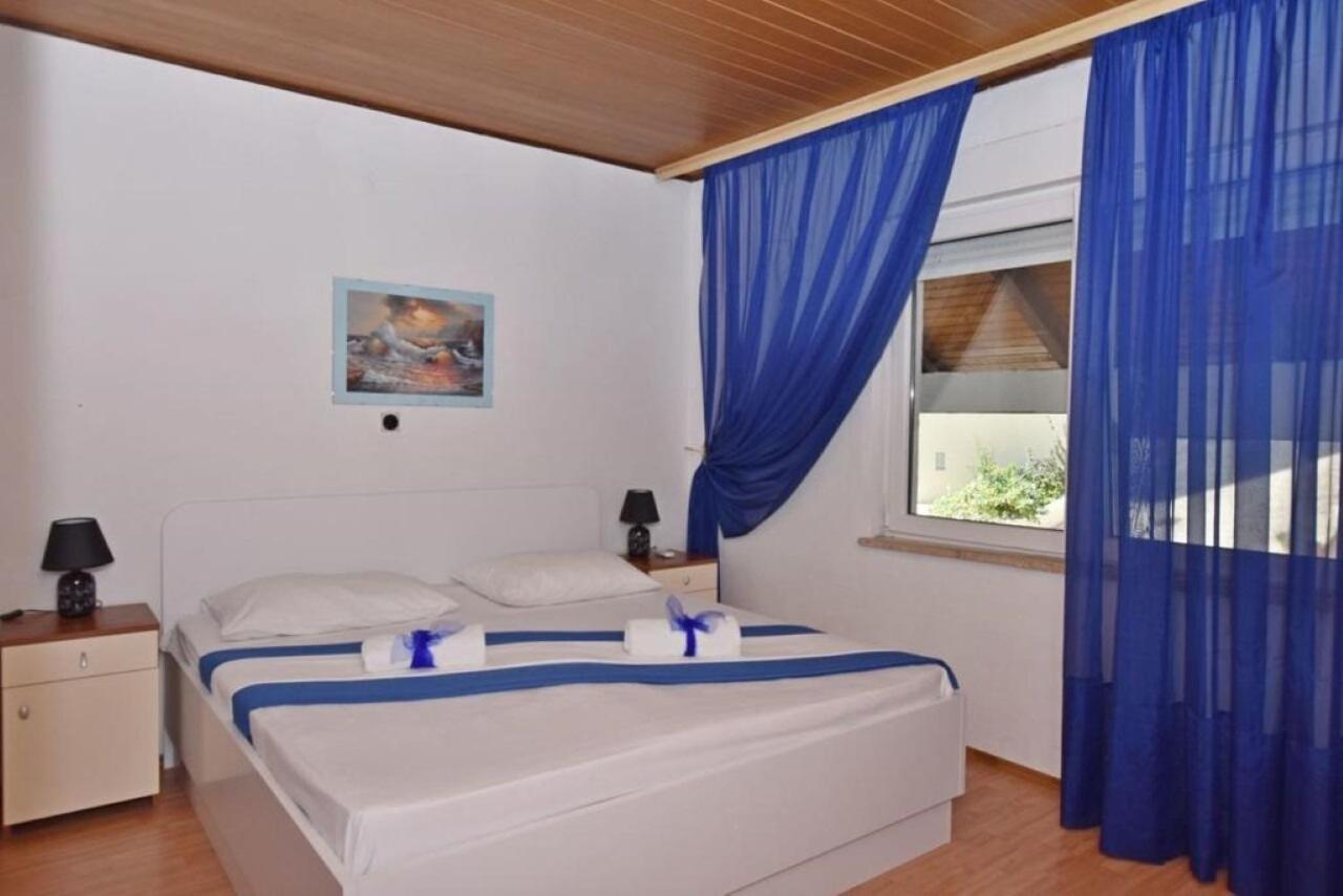 Apartment Rene Omis Bagian luar foto