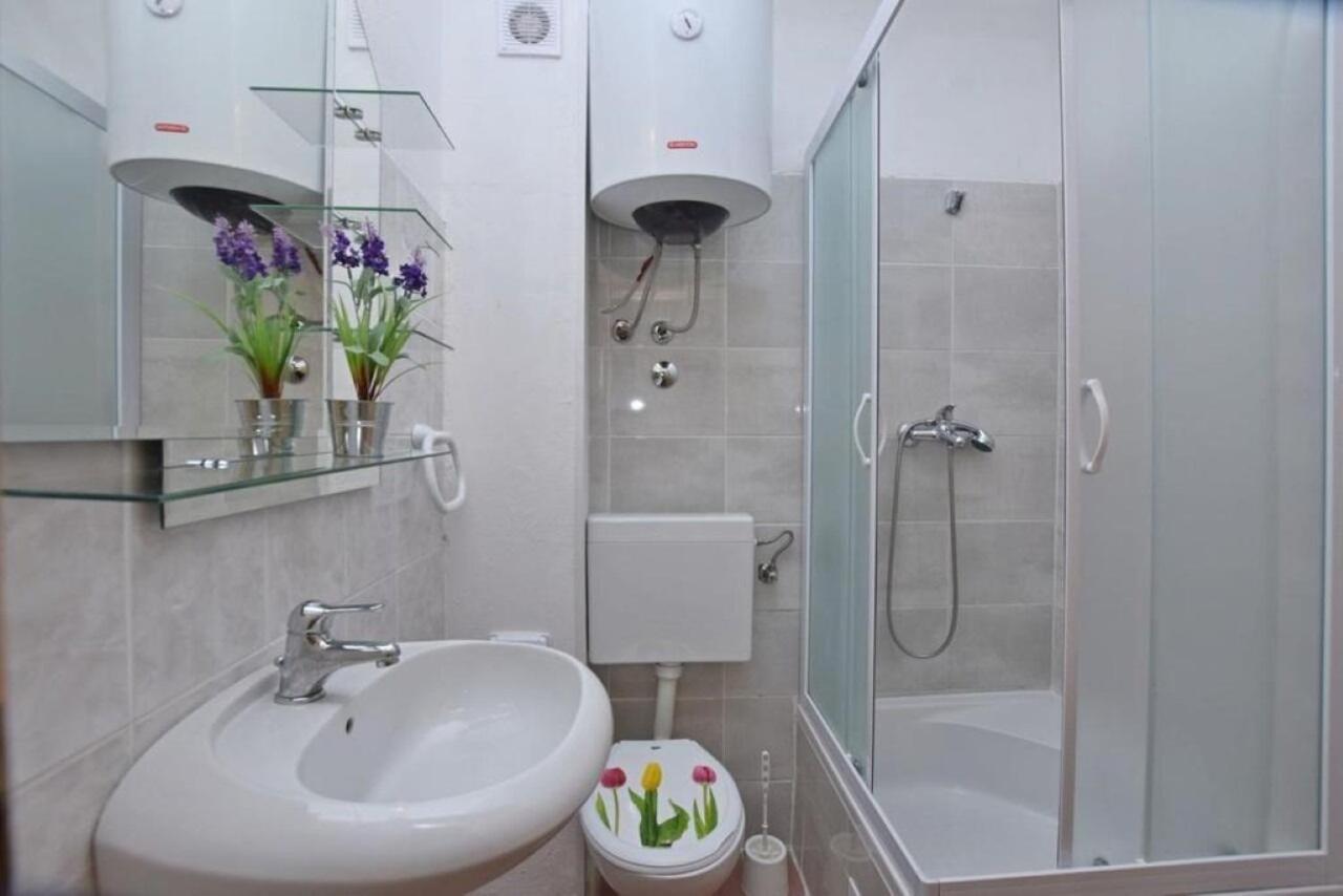 Apartment Rene Omis Bagian luar foto