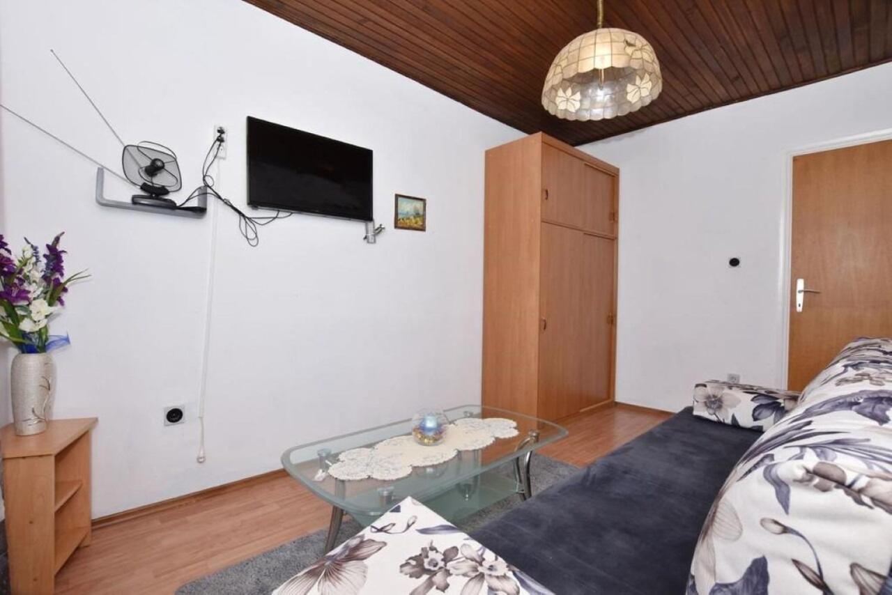 Apartment Rene Omis Bagian luar foto