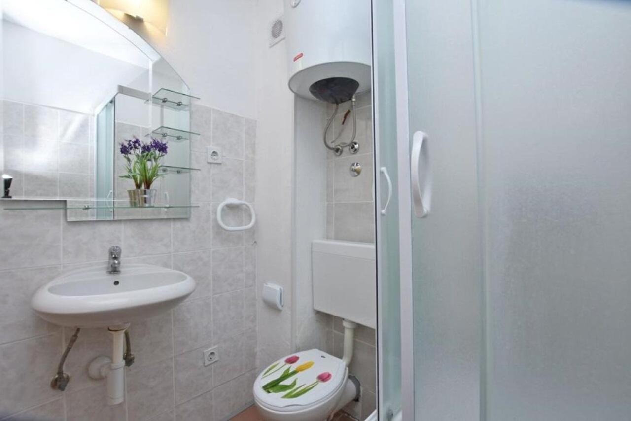 Apartment Rene Omis Bagian luar foto