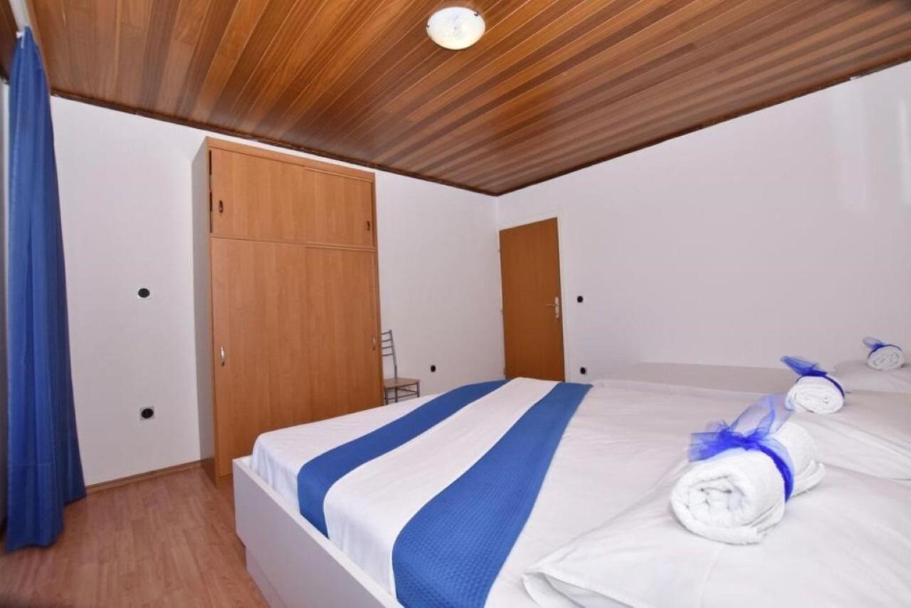 Apartment Rene Omis Bagian luar foto