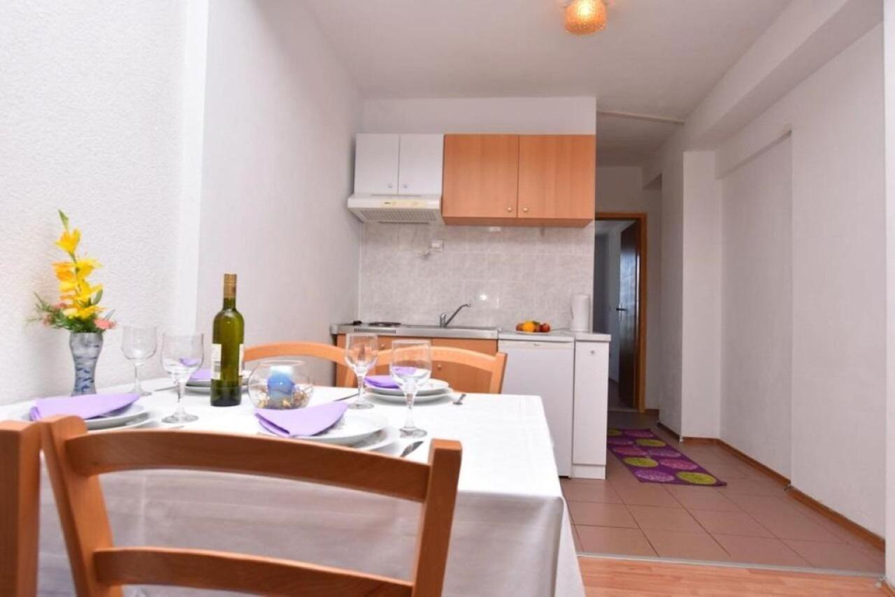 Apartment Rene Omis Bagian luar foto