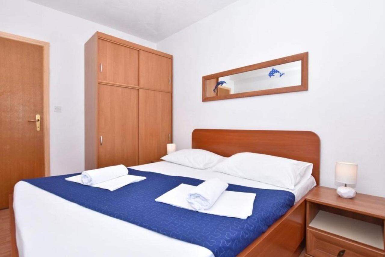 Apartment Rene Omis Bagian luar foto