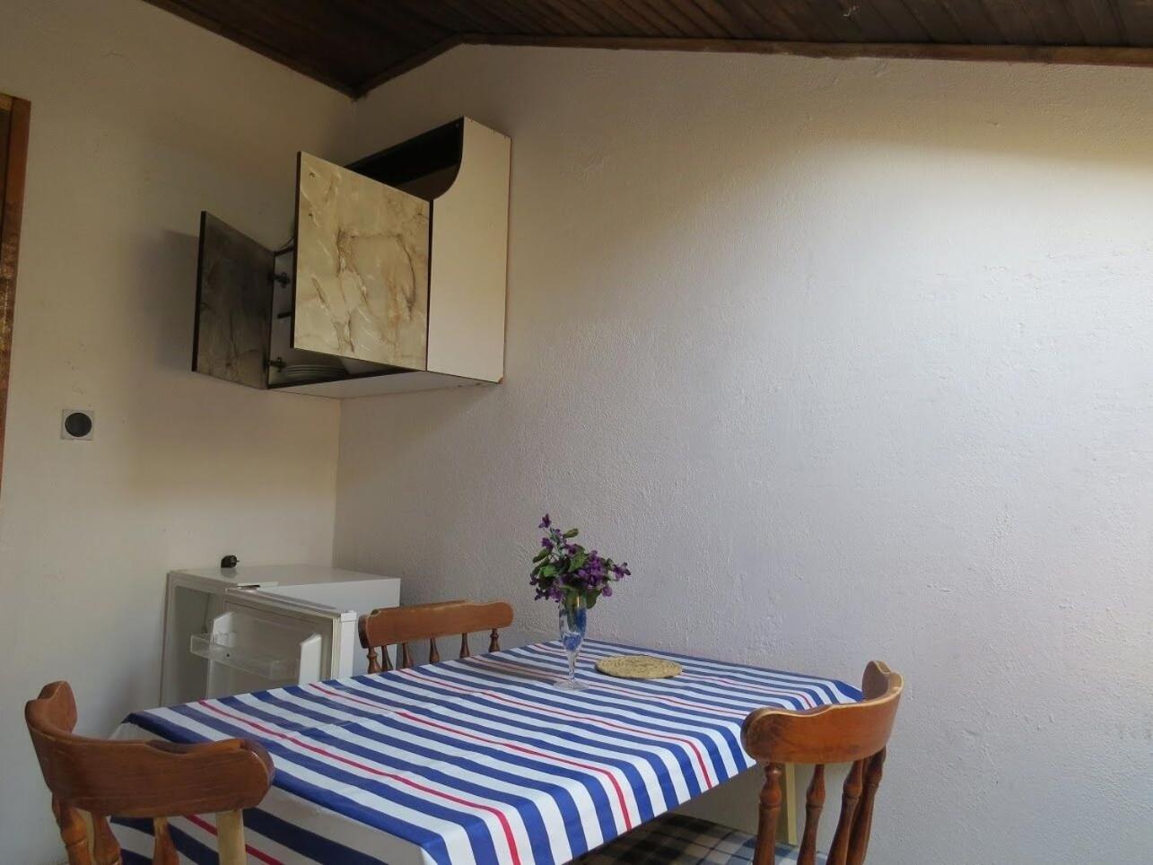 Apartment Rene Omis Bagian luar foto