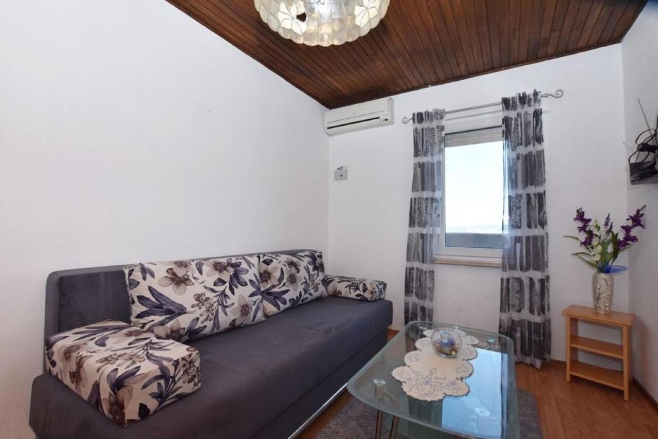 Apartment Rene Omis Bagian luar foto