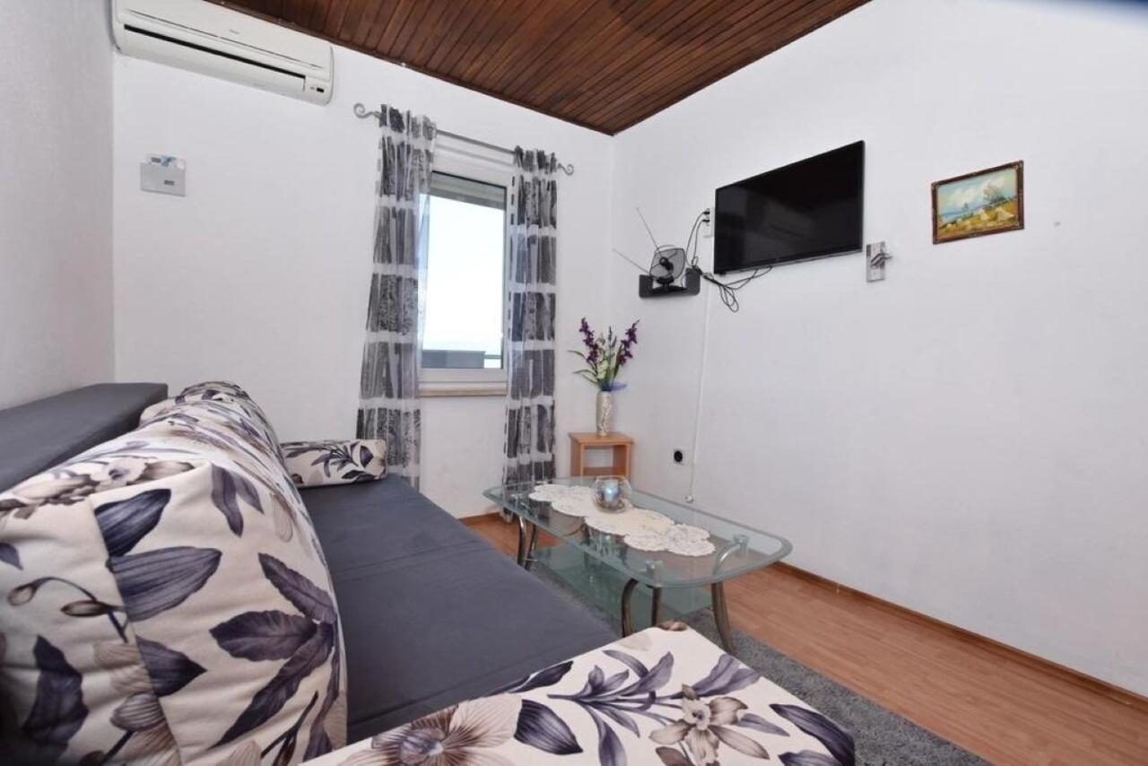 Apartment Rene Omis Bagian luar foto