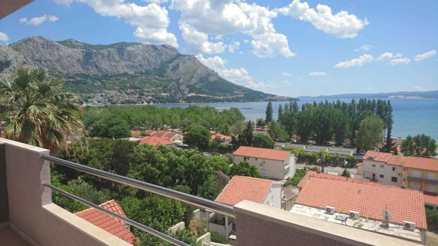 Apartment Rene Omis Bagian luar foto