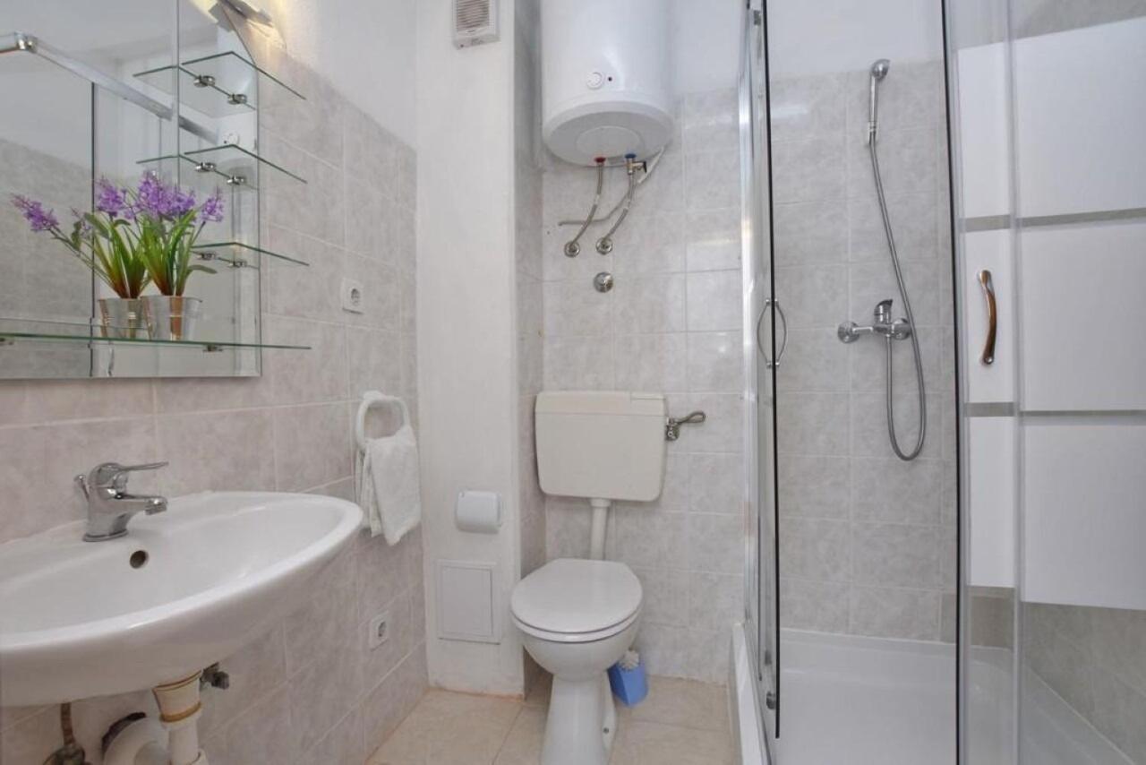 Apartment Rene Omis Bagian luar foto