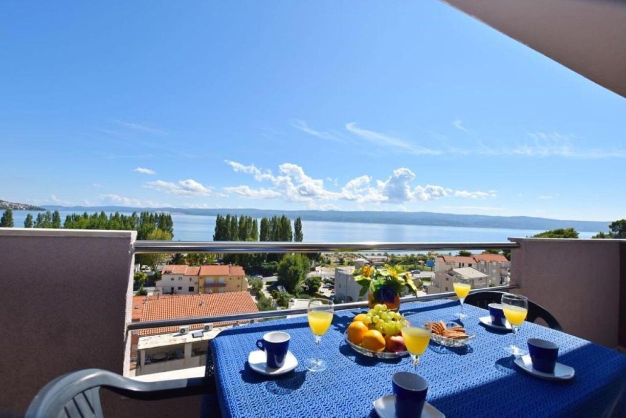 Apartment Rene Omis Bagian luar foto