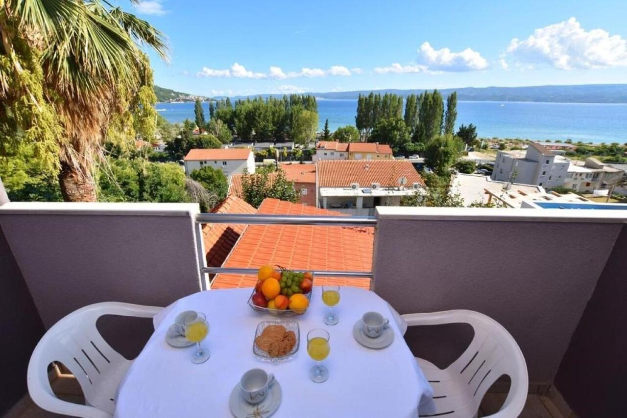 Apartment Rene Omis Bagian luar foto