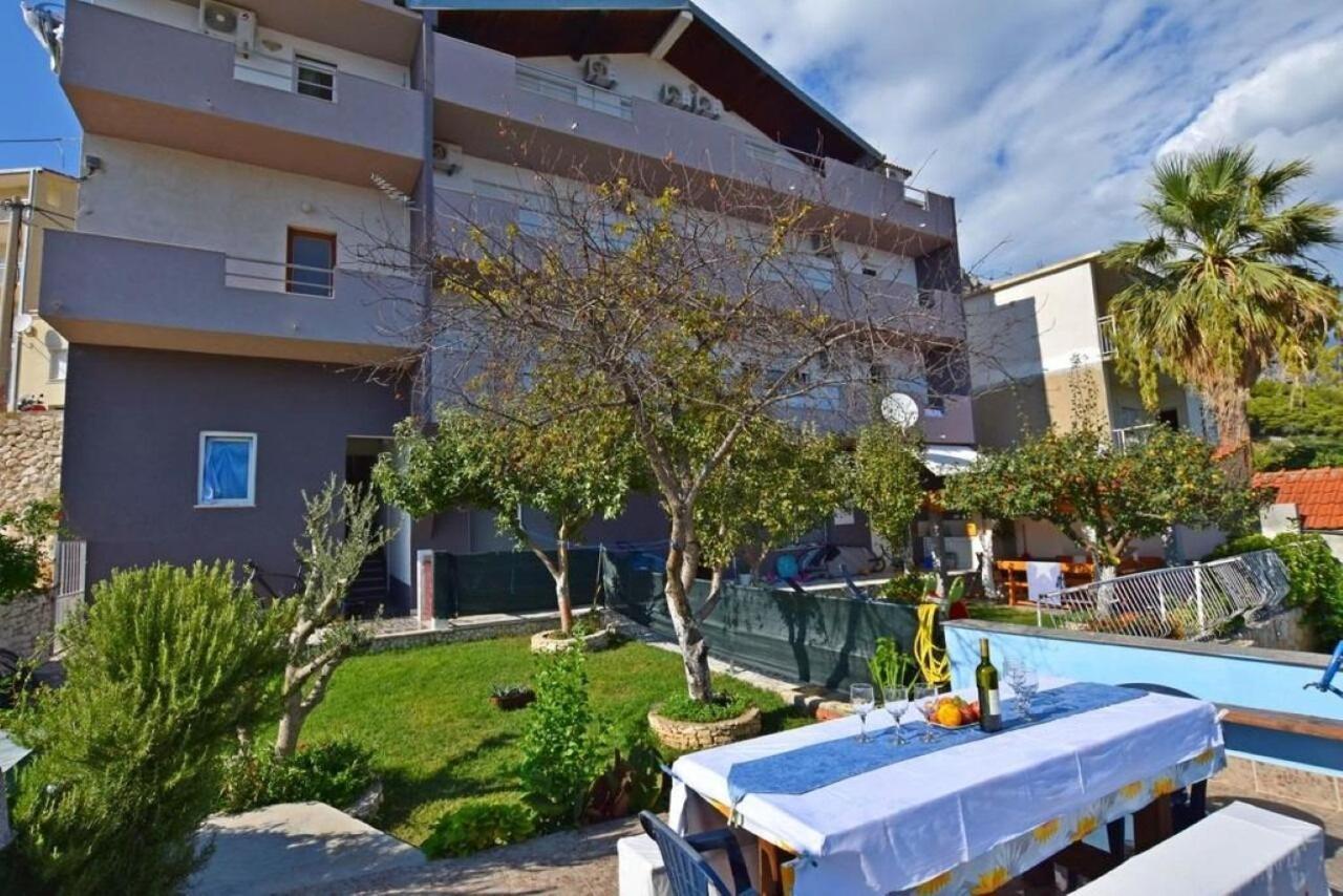Apartment Rene Omis Bagian luar foto