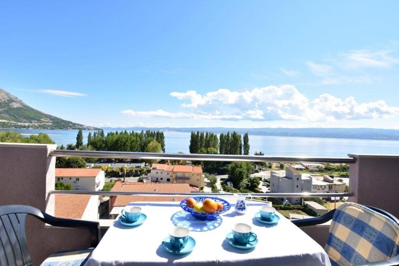 Apartment Rene Omis Bagian luar foto