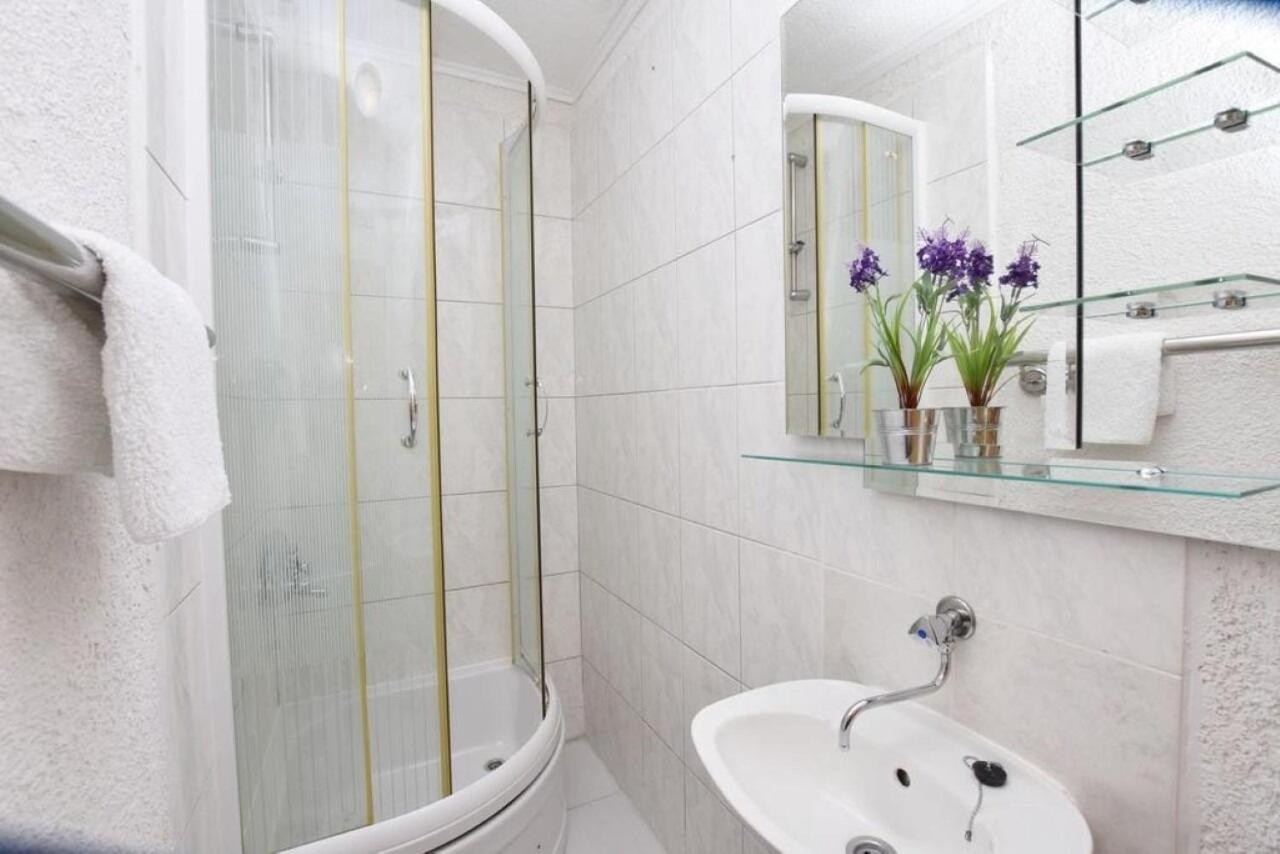 Apartment Rene Omis Bagian luar foto
