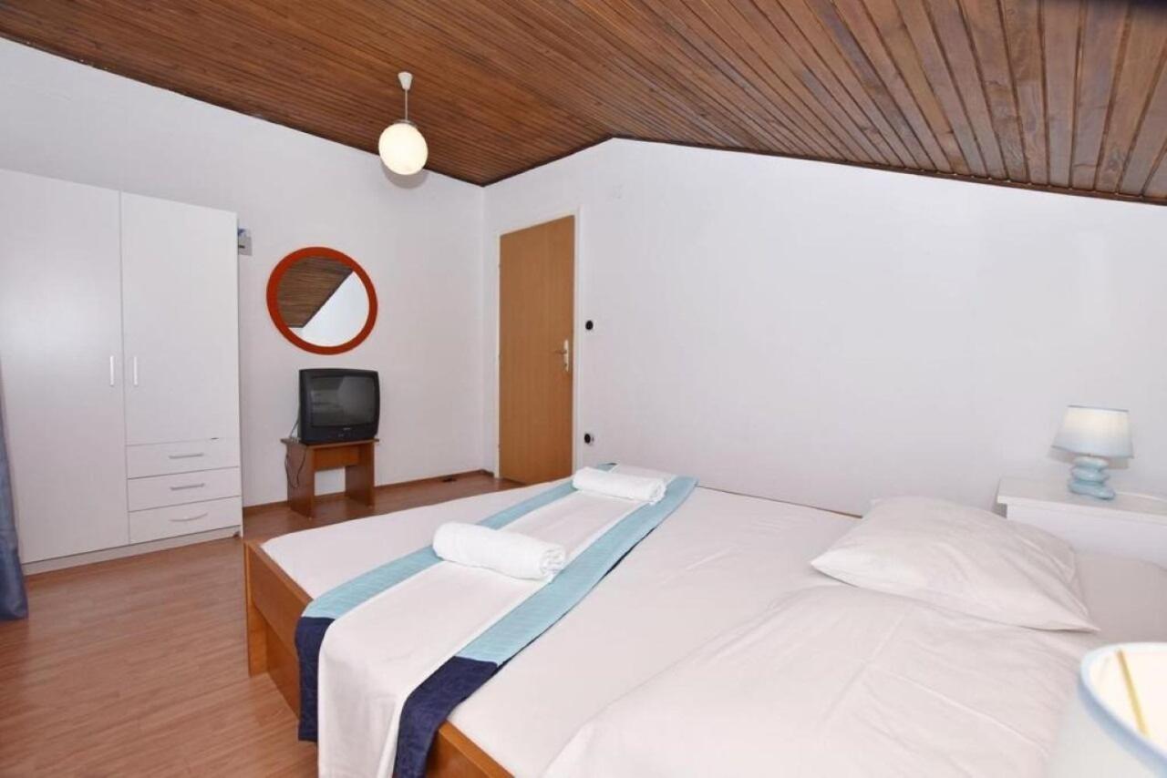Apartment Rene Omis Bagian luar foto
