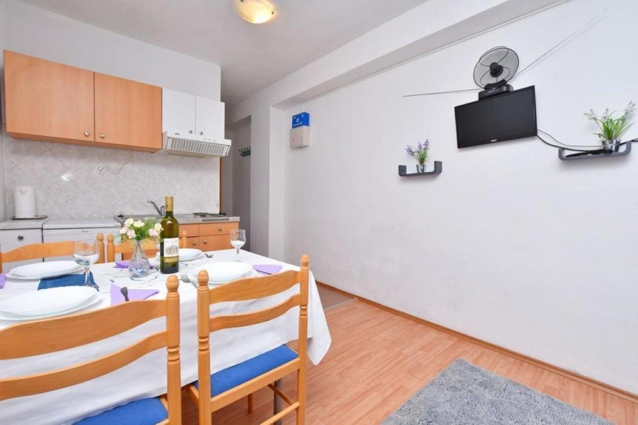 Apartment Rene Omis Bagian luar foto