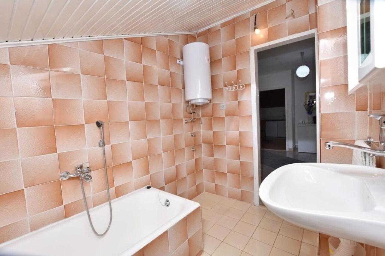 Apartment Rene Omis Bagian luar foto